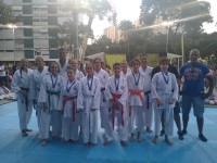 ASSOCIAÇÃO HIGA DOJO BRILHA NO FESTIVAL DE KARATE SESPOR NA PRAÇA DA BIQUINHA, SÃO VICENTE